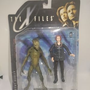 The X Files Series 1 Agent Scully w/ Alien Fight The Future Ultra Action Figures